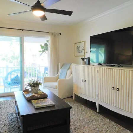 Q4 Professionally Decorated Upstairs Beautiful Soothing Colors Close To Back Pool